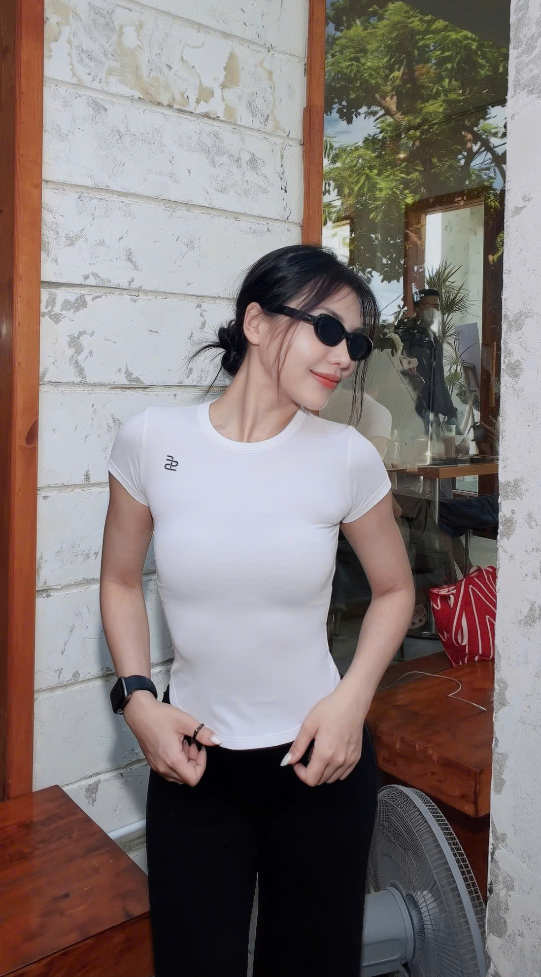 Bảo Ngọc đứng trước hiên nhà